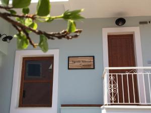 een hal met twee deuren en een bord dat de jeugdkamer leest bij Vassilis Retreat in Asos