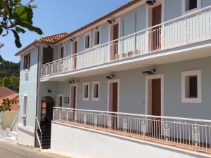 ein Gebäude mit Balkon auf einer Straße in der Unterkunft Vassilis Retreat in Asos