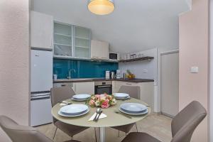 Kuchyň nebo kuchyňský kout v ubytování Apartments Beso