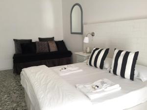 sypialnia z łóżkiem z dwoma talerzami w obiekcie Chiaia House w mieście Napoli