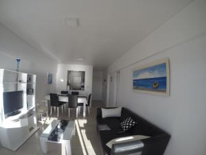 sala de estar con sofá y comedor en JOAQUINa2 en Puerto Madryn