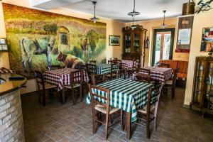 een restaurant met tafels en stoelen en een schilderij aan de muur bij Agriturismo B&B Le Gazze in Porto San Giorgio