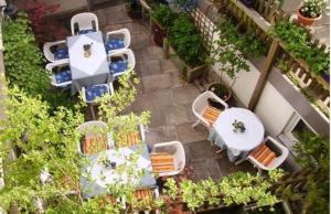 una vista sul soffitto di un patio con tavoli e sedie di Hotel Rossner a Münchberg