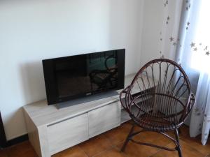 プエルト・デル・カルメンにあるApartamentos Colombia Ap 5の白いエンターテイメントセンターの上に座って薄型テレビを設置