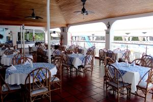 un comedor con mesas y sillas en un restaurante en Bosque Hotel, en Melgar