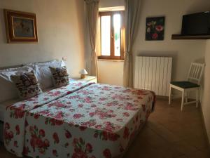 a bedroom with a bed with a red and white blanket at francalancia52 in Bagnoregio