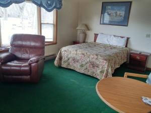 En eller flere senger på et rom på Plantation Motel