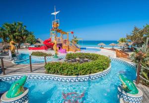 una piscina en un complejo con un parque acuático en Beaches Negril Resort and Spa - All Inclusive en Negril