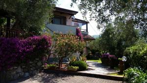 Caniparola di FosdinovoにあるChiara Apartmentの花と植物の家