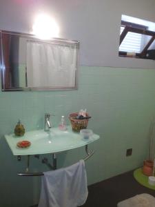 uma casa de banho com um lavatório e um espelho em Apartamentos Matur em Machico
