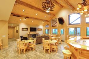 A restaurant or other place to eat at Paddle Ridge