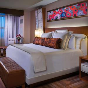 En eller flere senge i et værelse på Del Lago Resort & Casino