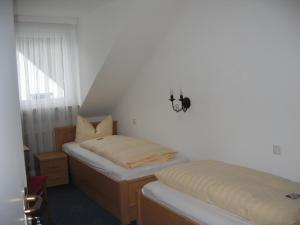 A bed or beds in a room at Hotel Zur Kripp