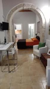 シラクーサにあるCasetta Anatolìのリビングルーム(ベッド1台、テーブル、椅子付)