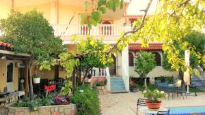 A garden outside Jacuzzi Pool House AMA5690