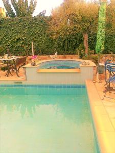 The swimming pool at or close to Jacuzzi Pool House AMA5690