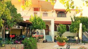 A garden outside Jacuzzi Pool House AMA5690