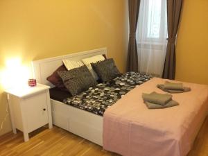 プラハにあるApartment Vltavska Bのベッド(枕付)が備わる客室です。