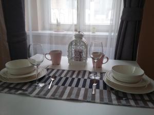una mesa con platos y copas de vino en una mesa en Apartment Vltavska B en Praga
