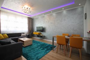 شقة راديسيفا في سراييفو: غرفة معيشة مع أريكة وطاولة مع كراسي