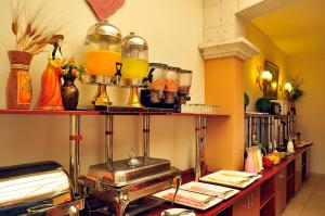 una cocina con una barra con algunas bebidas. en Casona Plaza Hotel Arequipa, en Arequipa