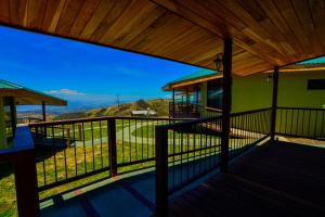 En balkon eller terrasse på Hotel Trópico Monteverde