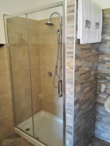 eine Dusche im Bad mit einer Duschkabine aus Glas in der Unterkunft Agriturismo La Targa in Buonfornello