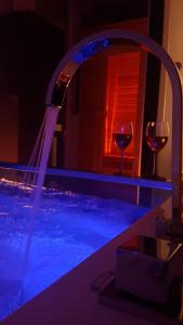Bazén v ubytování Studio-Apartment VAL - Luxury massage chair - Private SPA- Hot Tub, Infrared Sauna, , Parking with video surveillance, Entry with PIN 0 - 24h, FREE CANCELLATION 24 hours before Check In nebo v jeho okolí