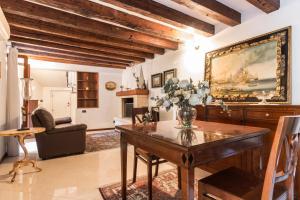 a living room with a table and a vase of flowers at Serenissima in Venice
