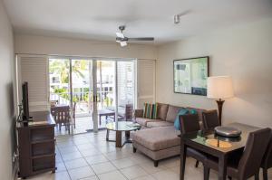 een woonkamer met een bank en een tafel bij 3123 BEACH CLUB PARADISE in Palm Cove