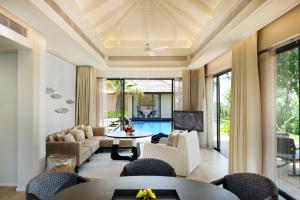 Posezení v ubytování The ShellSea Krabi I Luxury Beach Front Resort & Pool Villa