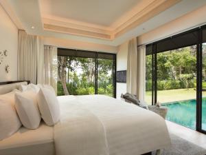 Bazén v ubytování The ShellSea Krabi I Luxury Beach Front Resort & Pool Villa nebo v jeho okolí