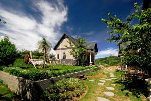 仁愛鄉的住宿－清境蕓蘆景觀渡假山莊 ，前面有花园的房子