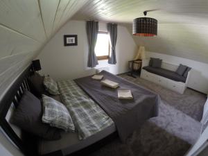 1 dormitorio pequeño con 1 cama y 1 sofá en Villa Mia, en Stará Lesná