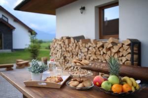 einen Holztisch mit Obst und anderen Lebensmitteln darauf in der Unterkunft Villa Mia in Stará Lesná