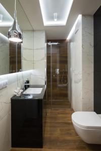 uma casa de banho com um WC, um lavatório e um chuveiro em 7 Heaven - Victoria Residence by OneApartments em Sopot