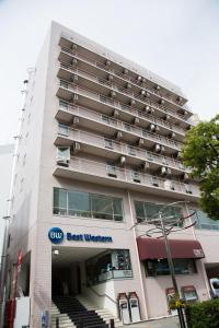 un edificio con una mejor señal occidental. en Best Western Yokohama, en Yokohama