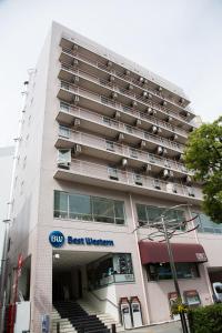 un edificio con una mejor señal occidental. en Best Western Yokohama en Yokohama