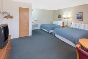 Säng eller sängar i ett rum på Redwood Inn