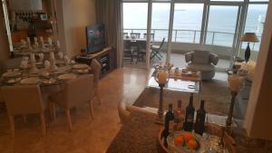 uma sala de estar com uma mesa com garrafas de vinho em 703 Oyster Schelles - by Stay in Umhlanga em Durban