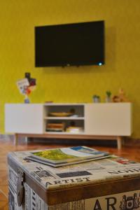 A television and/or entertainment centre at L'albero Di Famiglia