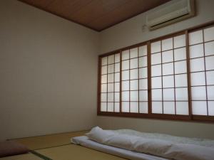 Tempat tidur dalam kamar di Uokagi Ryokan