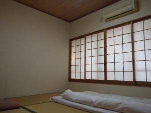 Postel nebo postele na pokoji v ubytování Uokagi Ryokan