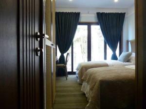 Un pat sau paturi într-o cameră la Shell Villa apartel resort