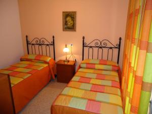 Cama o camas de una habitación en Hostal Los Claveles
