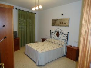Cama o camas de una habitación en Hostal Los Claveles