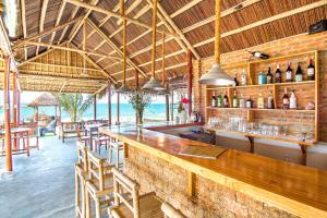 een bar in een restaurant met uitzicht op de oceaan bij An Bang Vu Nhi Homestay in Hội An