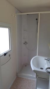 Sunny Beach Mobile Homes Rosapineta tesisinde bir banyo