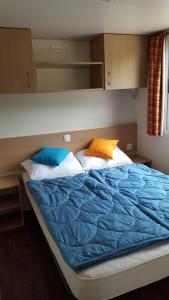 A bed or beds in a room at Sunny Beach Mobile Homes Rosapineta