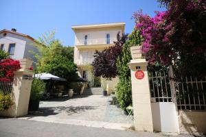 Una puerta a un edificio con flores. en Hotel Marengo en Ajaccio